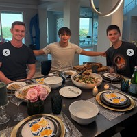 Kini sudah dewasa, penampilan Armand terlihat manglingi. Banyak netizen yang jadi ikut nostalgia mengingat Armand kecil yang dulu kerap ikut sang mama saat menjadi host memasak di televisi. Foto: Instagram/@farahquinnofficial