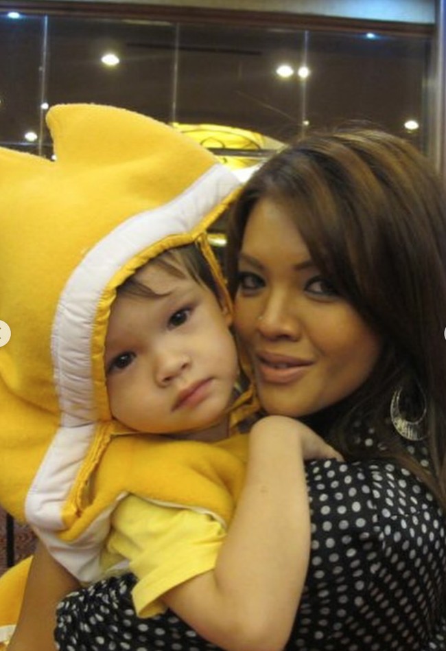 Farah pun membagikan foto jadul dirinya saat sedang menggendong Armand yang masih kecil. Ya ampuuun Armand.. udah mo jadi mahasiswa aja. Perasaan momen ikut shooting Ala Chef itu baru kemaren deehh. Good luck, boy! Lancar2 kuliahnya yaa, tulis salah satu komentar. Ngikutin acara Farah sejak ala chef, Armand kecil sampai sekarang. Woow amaze !! tambah lainnya. Foto: Instagram/@farahquinnofficial