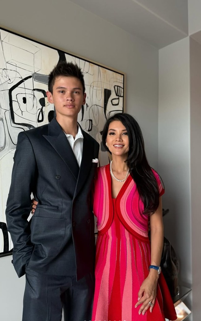 Tubuh tinggi Armand pun tak kalah bikin para netizen salfok. Terlihat putra Farah itu tingginya sudah melampaui dirinya. OMG how tall is Armand now? How are you doing now @farahquinnofficial dear, tulis salah satu komentar. Foto: Instagram/@farahquinnofficial