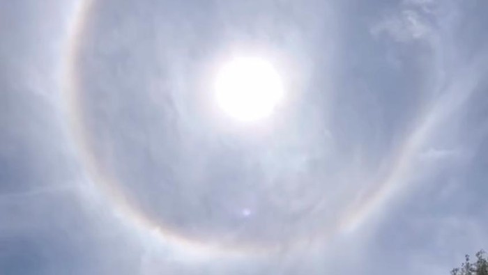 Fenomena halo matahari di Depok. (Dok. screenshot video viral)
