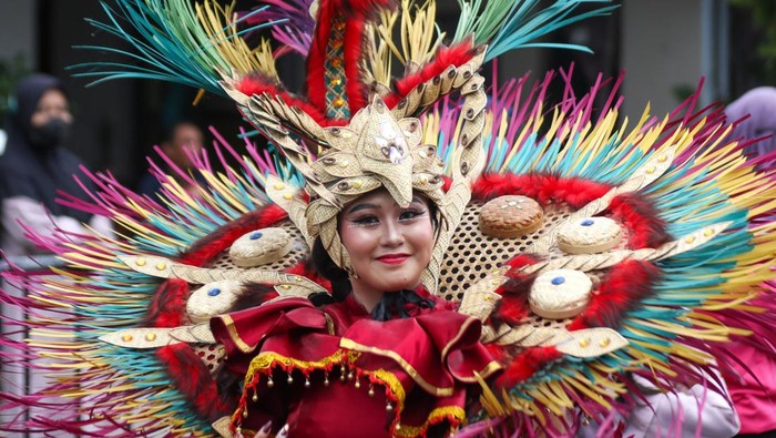 Festival Gintangan Banyuwangi Tampilkan Kreasi Busana Unik dari Bambu Peserta berjalan memperagakan kostum berbahan bambu kreasinya pada pagelaran Gintangan Bamboo Festival di Banyuwangi, Jawa Timur, Rabu (27/8/2025). Sebanyak 50 peserta menampilkan busana berbahan dasar bambu untuk mempromosikan potensi Desa tersebut sebagai sentra kerajinan bambu. ANTARA FOTO/Budi Candra Setya/YU