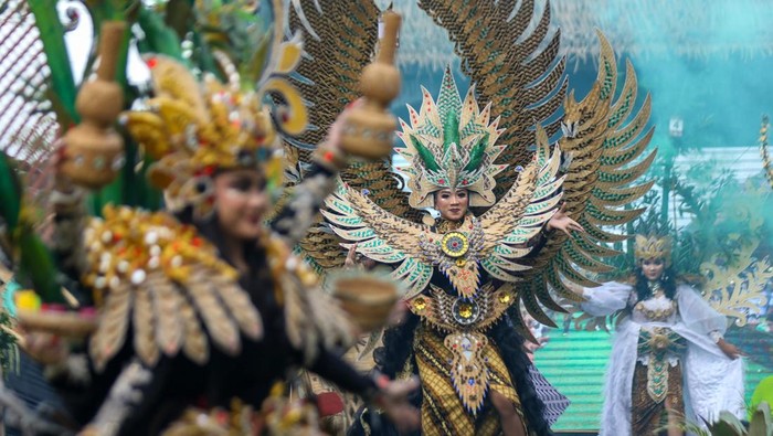 Festival Gintangan Banyuwangi Tampilkan Kreasi Busana Unik dari Bambu Peserta berjalan memperagakan kostum berbahan bambu kreasinya pada pagelaran Gintangan Bamboo Festival di Banyuwangi, Jawa Timur, Rabu (27/8/2025). Sebanyak 50 peserta menampilkan busana berbahan dasar bambu untuk mempromosikan potensi Desa tersebut sebagai sentra kerajinan bambu. ANTARA FOTO/Budi Candra Setya/YU