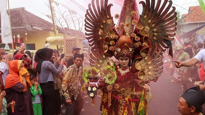 Festival Gintangan Banyuwangi Tampilkan Kreasi Busana Unik dari Bambu