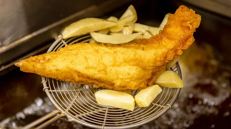 Mewah Banget! Penampakan Fish and Chips Rp 1,8 Juta Berlapis Emas
