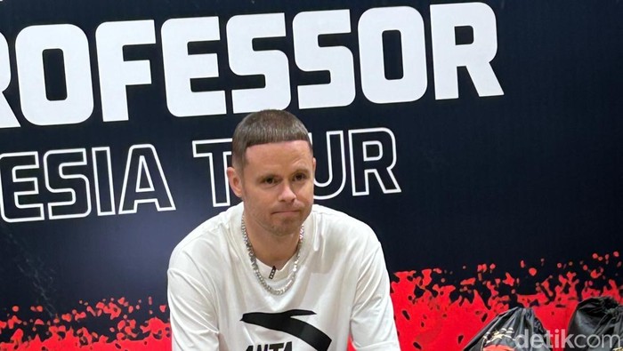 Atlet streetball ternama Grayson Boucher, alias The Professor, datang lagi ke Indonesia. Ia melakukan meet and greet di kawasan Senayan City, Jakarta Pusat, Rabu (27/8/2025).