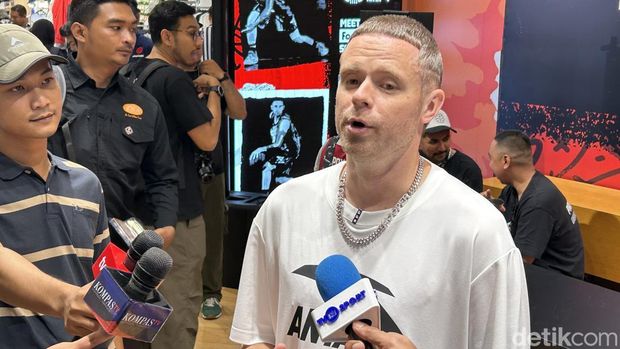 Atlet streetball ternama Grayson Boucher, alias The Professor, datang lagi ke Indonesia. Ia melakukan meet and greet di kawasan Senayan City, Jakarta Pusat, Rabu (27/8/2025).