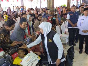 Gubernur Khofifah Gelontorkan Bantuan Sosial Rp 6,1 M di Tulungagung