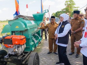 Khofifah Serahkan 39 Unit Alsintan ke Kelompok Tani di Blitar-Tulungagung