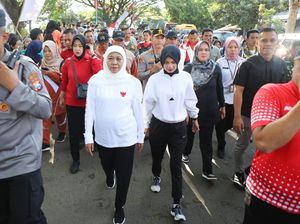 Mbak Wali dan Gubernur Kkhofifah Jalan Sehat lalu Tinjau Pasar Murah