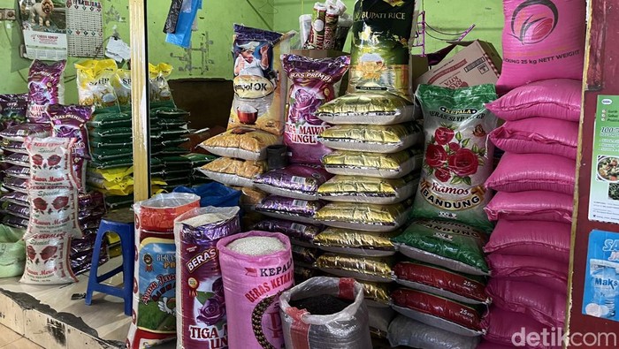 Harga beras di Pasar Pabaeng-baeng Makassar mengalami kenaikan.