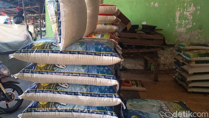 Harga beras di Pasar Terong Makassar diklaim mengalami penurunan.