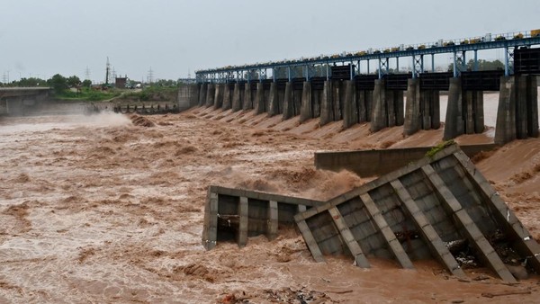 Hujan Deras Hantam Proyek Bendungan Tawi di Kashmir