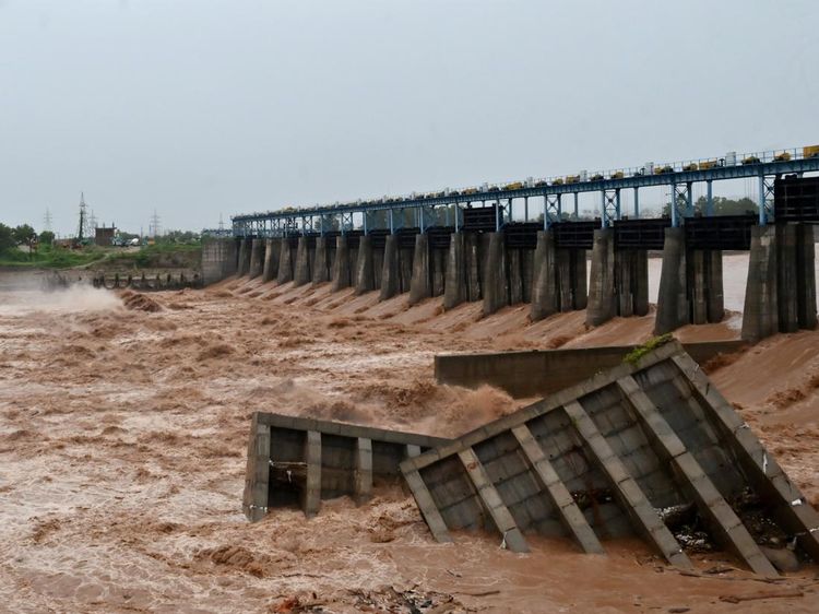 Hujan Deras Hantam Proyek Bendungan Tawi di Kashmir