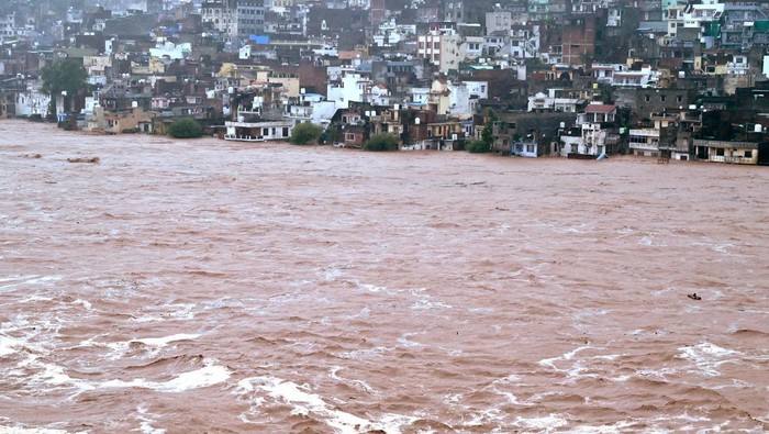 Hujan Deras Hantam Pembangunan Bendungan Tawi di Jammu Hujan deras di Jammu, Kashmir, merusak material bendungan Sungai Tawi. Sejumlah blok semen terlihat roboh ke aliran sungai.