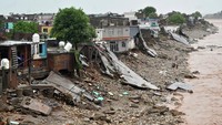 Material beton yang hancur terbawa arus sungai menimbulkan kekhawatiran terhadap ketahanan proyek infrastruktur. REUTERS/Mukesh Gupta