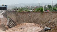 Kerusakan parah terlihat di lokasi pembangunan bendungan Tawi setelah curah hujan tinggi merusak konstruksi. REUTERS/Mukesh Gupta