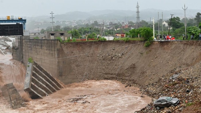 Hujan Deras Hantam Pembangunan Bendungan Tawi di Jammu Hujan deras di Jammu, Kashmir, merusak material bendungan Sungai Tawi. Sejumlah blok semen terlihat roboh ke aliran sungai.