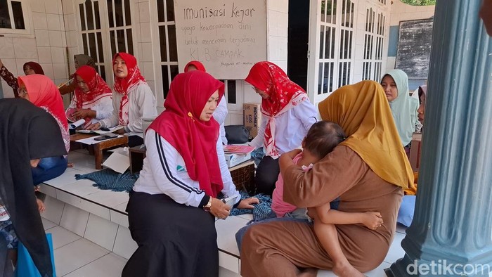 Ibu-ibu di Bangkalan memberi vaksin campak pada anaknya