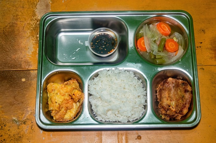 Ilustrasi food tray atau ompreng stainless steel
