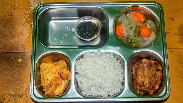 Ilustrasi food tray atau ompreng stainless steel
