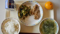 Sekolah di Jepang juga menawarkan makan siang komplet. Seporsinya terdiri dari susu, sup miso, nasi putih, babi goreng dengan sayuran dan buah. Menarik bukan? Foto: medium.com