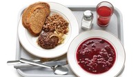 Makan siang anak sekolah di Rusia memiliki poris yang cukup mengenyangkan. Menunya terdiri dari semangkuk Borsch (sup sayuran tradisional), roti, daging, dan biji-bijian. Foto: medium.com