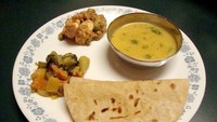 India punya program makan siang gratis untuk anak-anak di sekolah. Isinya mulai dari sayuran, dal (kacang-kacangan kering), paneer (keju khas populer), naan, chapati, atau roti lainnya. Foto: medium.com