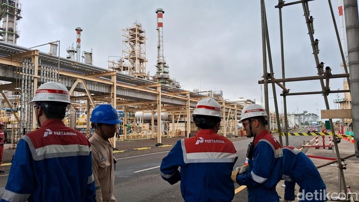 Kilang Pertamina Refinery Unit (RU) IV Cilacap tercatat sebagai unit pengolahan terbesar di Indonesia dengan Nelson Complexity Index (NCI) 7,4 persen. Kilang ini menjadi produsen avtur utama nasional sekaligus penyumbang 33,2 persen kapasitas produksi PT Pertamina (Persero), atau setara 348 MBPOD.