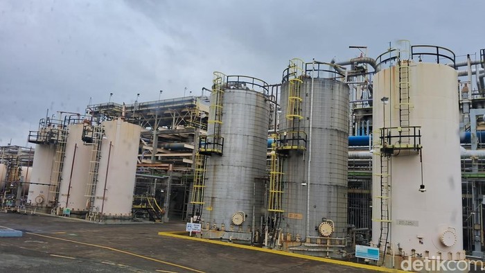 Intip Kilang Minyak di Cilacap, Kontributor Terbesar BBM Pertamina Kilang Pertamina Refinery Unit (RU) IV Cilacap tercatat sebagai unit pengolahan terbesar di Indonesia dengan Nelson Complexity Index (NCI) 7,4 persen. Kilang ini menjadi produsen avtur utama nasional sekaligus penyumbang 33,2 persen kapasitas produksi PT Pertamina (Persero), atau setara 348 MBPOD.