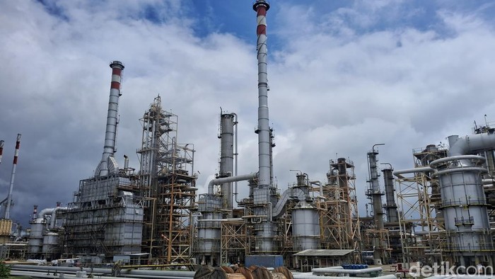 Intip Kilang Minyak di Cilacap, Kontributor Terbesar BBM Pertamina Kilang Pertamina Refinery Unit (RU) IV Cilacap tercatat sebagai unit pengolahan terbesar di Indonesia dengan Nelson Complexity Index (NCI) 7,4 persen. Kilang ini menjadi produsen avtur utama nasional sekaligus penyumbang 33,2 persen kapasitas produksi PT Pertamina (Persero), atau setara 348 MBPOD.