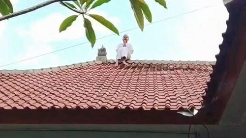 IPY saat berada di atap rumah di wilayah Desa Bungaya, Karangasem, Selasa (26/8/2025).