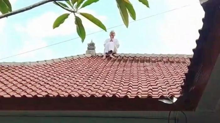 IPY saat berada di atap rumah di wilayah Desa Bungaya, Karangasem, Selasa (26/8/2025).