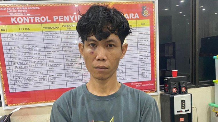 Irawan (36) saat ditangkap usai membacok kakak kandungnya bernama Suseno (45).