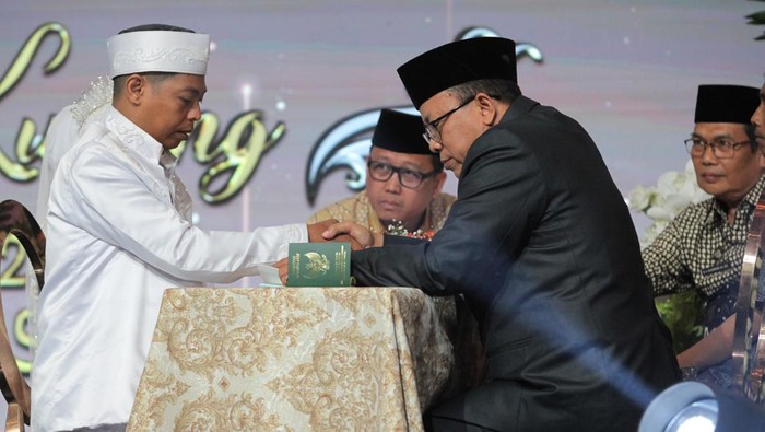 Isbat nikah massal di Surabaya Pasangan pengantin mengikuti Isbat nikah massal 2025 di Surabaya, Jawa Timur, Rabu (27/8/2025). Kementerian Agama bersama Pemkot Surabaya dan Pengadilan Agama Surabaya menggelar Isbat nikah massal yang diikuti 285 pasangan pengantin dengan tujuan untuk mengesahkan perkawinan pasangan pengantin secara hukum yang sebelumnya hanya sah secara agama. ANTARA FOTO/Didik Suhartono/agr