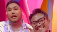 Ivan Gunawan memberangkatkan dua orang kru untuk umrah. Satu orang kru Brownies, Trans TV dan satunya lagi adalah pemain gendang home band Brownis. Foto: dok instagram Ivan Gunawan