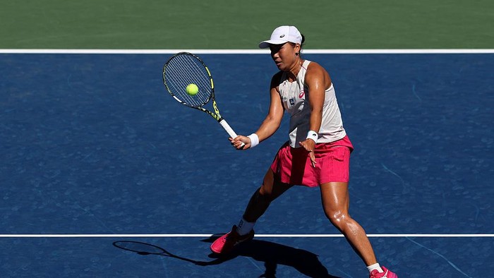 NEW YORK, NEW YORK - AUGUST 27: Janice Tjen of Indonesia returns against Emma Raducanu of Great Britain during their Womens Singles Second Round match on Day Four of the 2025 US Open at USTA Billie Jean King National Tennis Center on August 27, 2025 in the Flushing neighborhood of the Queens borough of New York City. (Photo by Clive Brunskill/Getty Images)