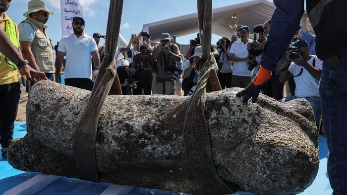 Jejak Peradaban Mesir Kuno Terungkap di Bawah Laut Alexandria Egyptian divers work to retrieve submerged artifacts, on the day of an expected official visit by Egypt's Minister of Tourism and Antiquities Sherif Fathy and Supreme Council of Antiquities Secretary-General Mohamed Ismail Khaled, at Abu Qir Naval Port in the coastal city of Alexandria, Egypt, August 21, 2025. REUTERS/Amr Abdallah Dalsh TPX IMAGES OF THE DAY