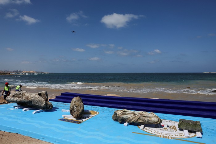 Egyptian divers work to retrieve submerged artifacts, on the day of an expected official visit by Egypts Minister of Tourism and Antiquities Sherif Fathy and Supreme Council of Antiquities Secretary-General Mohamed Ismail Khaled, at Abu Qir Naval Port in the coastal city of Alexandria, Egypt, August 21, 2025. REUTERS/Amr Abdallah Dalsh     TPX IMAGES OF THE DAY