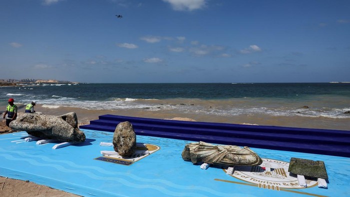 Egyptian divers work to retrieve submerged artifacts, on the day of an expected official visit by Egypt's Minister of Tourism and Antiquities Sherif Fathy and Supreme Council of Antiquities Secretary-General Mohamed Ismail Khaled, at Abu Qir Naval Port in the coastal city of Alexandria, Egypt, August 21, 2025. REUTERS/Amr Abdallah Dalsh     TPX IMAGES OF THE DAY