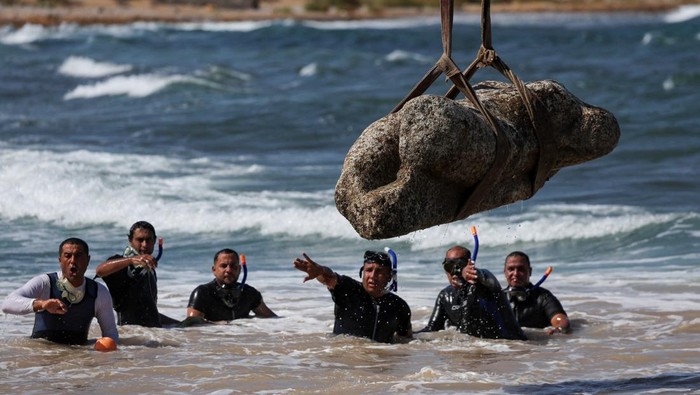 Jejak Peradaban Mesir Kuno Terungkap di Bawah Laut Alexandria Egyptian divers work to retrieve submerged artifacts, on the day of an expected official visit by Egypt's Minister of Tourism and Antiquities Sherif Fathy and Supreme Council of Antiquities Secretary-General Mohamed Ismail Khaled, at Abu Qir Naval Port in the coastal city of Alexandria, Egypt, August 21, 2025. REUTERS/Amr Abdallah Dalsh TPX IMAGES OF THE DAY