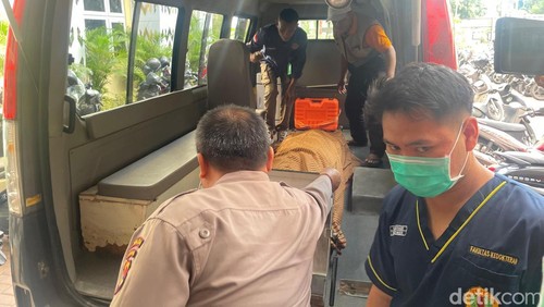 Jenazah MVPN dimasukkan ke dalam mobil ambulan usai autopsi di Rumah Sakit Bhayangkara Mataram, Rabu (27/8/2025). (Abdurrasyid Efendi/detikBali)