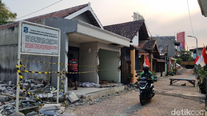 Kampung Tengah Jalan Ahmad Yani Mulai Dibongkar untuk Pembangunan Fly Over Kampung Tengah Jalan Ahmad Yani Mulai Dibongkar untuk Pembangunan Fly Over