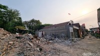 Wali Kota Surabaya Eri Cahyadi mengatakan, pembongkaran rumah yang sudah diganti rugi dilakukan oleh Pemkot. Rumah yang belum diganti rugi akan diselesaikan bulan ini.