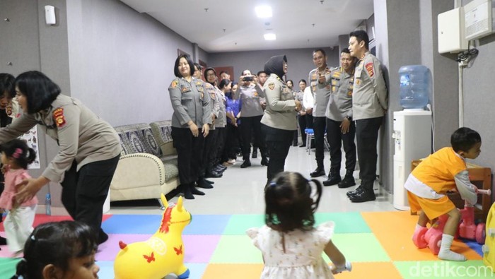 Kapolda Bali Irjen Daniel Adityajaya saat mengecek fasilitas Dharma Kids Care di lantai 1 Gedung Presisi Polda Bali pada Senin (25/8/2025). (Foto: Dok. Polda Bali)