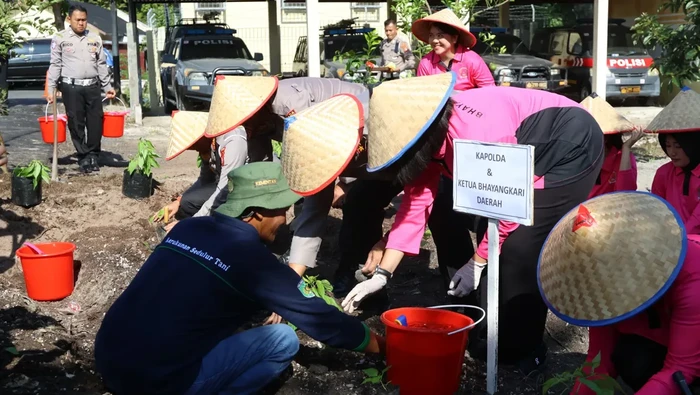 Kapolda Kalteng Pimpin Panen Sayur