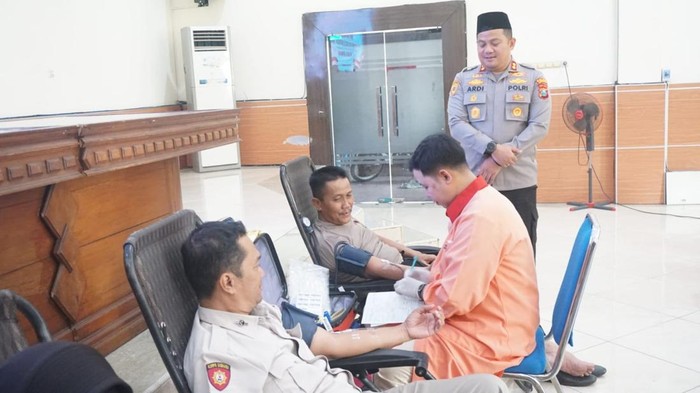 Kapolres Jombang AKBP Ardi Kurniawan meninjau anggota donor darah dalam rangka memeringamti HUT ke-77 Polwan
