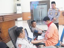 Donor Darah HUT Ke-77 Polwan di Jombang Hasilkan 82 Kantong Darah