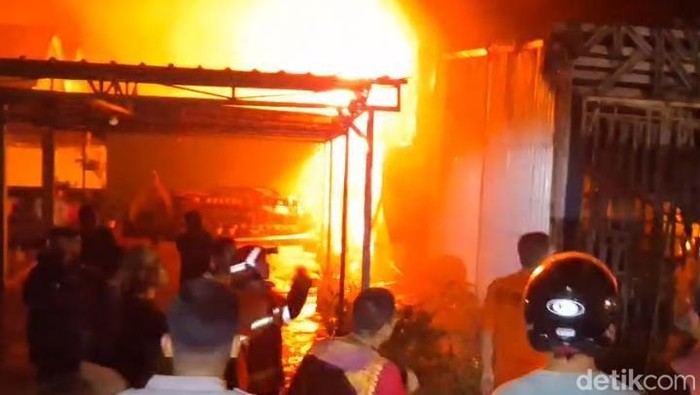 Kebakaran bengkel motor di dekat Pasar Batu Cermin,  Labuan Bajo, Manggarai Barat, NTT, Selasa (28/2025) malam. (Foto: Ambrosius Ardin/detikBali)