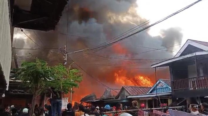 Kebakaran di Sorowako, Luwu Timur.
