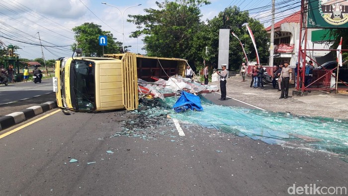 Truk engkel muatan kaca terguling di jalan Solo-Semarang, depan Koramil Mojosongo, Boyolali, Rabu (27/8/2025) siang.